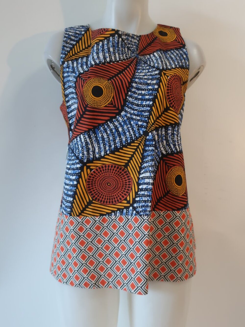 Weekend MaxMara (Item-37) Chinese Market Geometric Sleeveless Top 44 US M-L